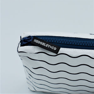 Zip detail of Medium zip pouch in Waving pattern in navy blue and white.